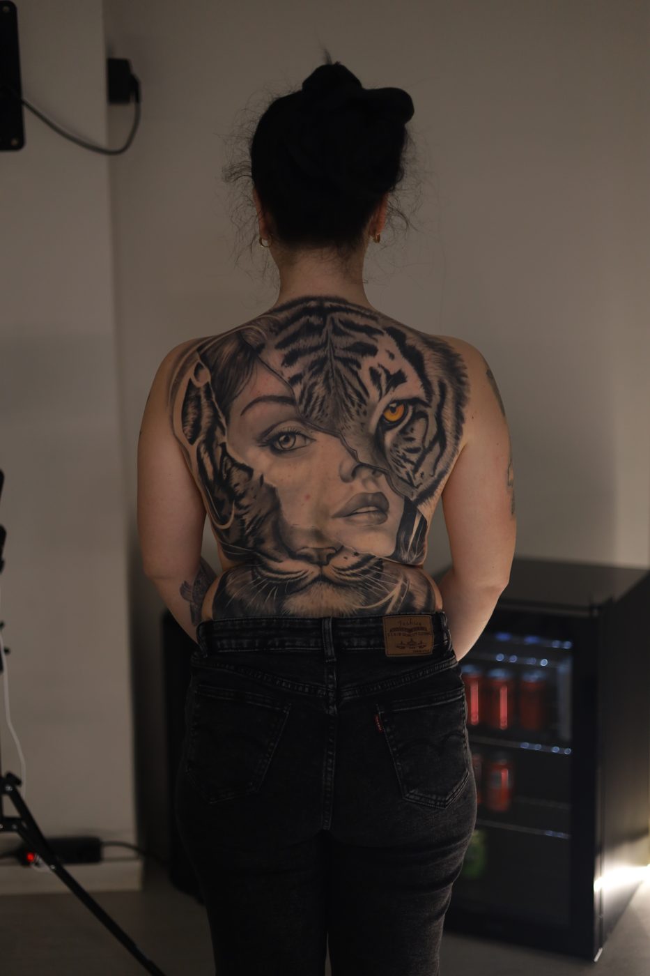Retrato en blanco y negro tatuado en la espalda