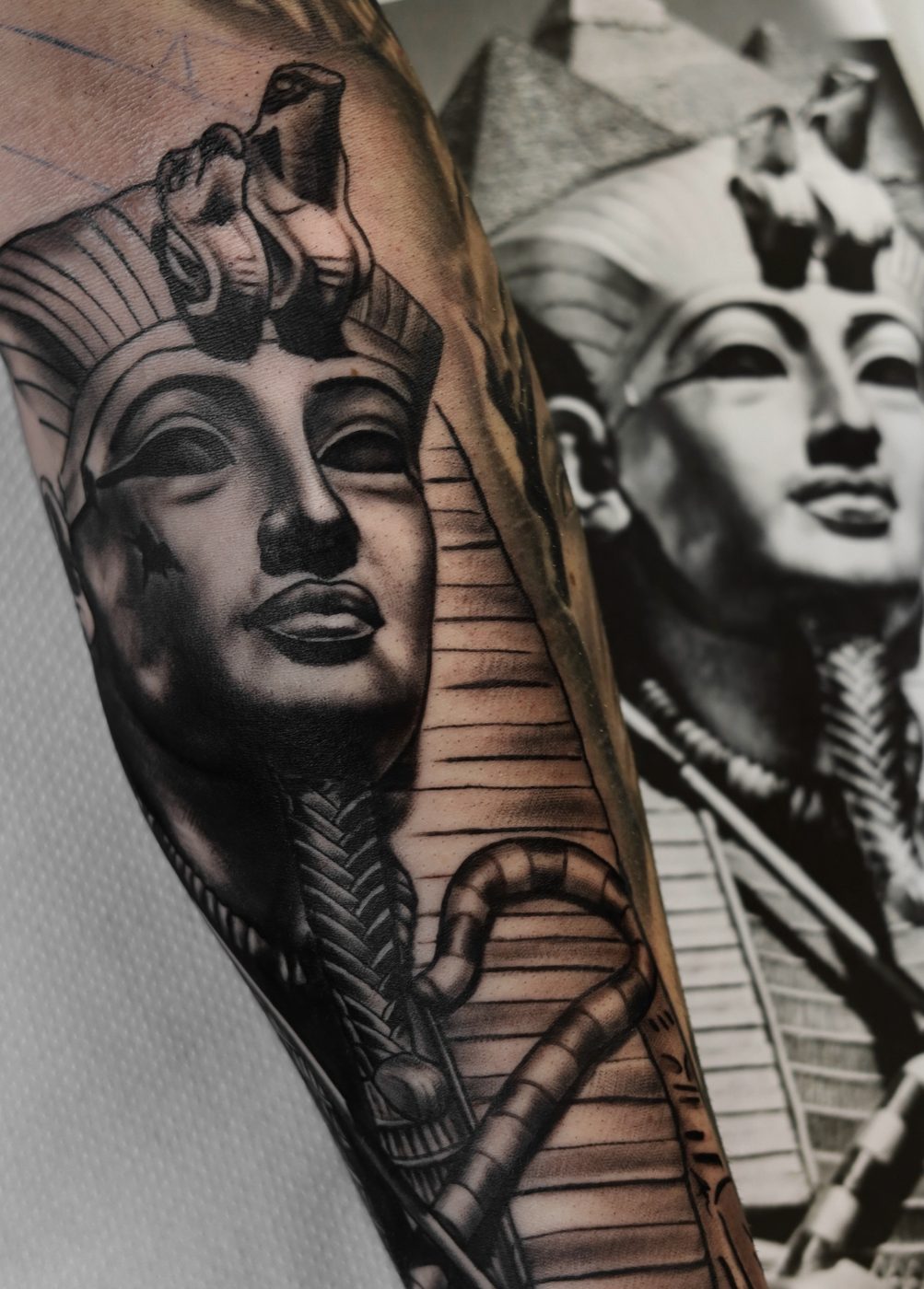 Realismo en blanco y negro de estatuas egipcias